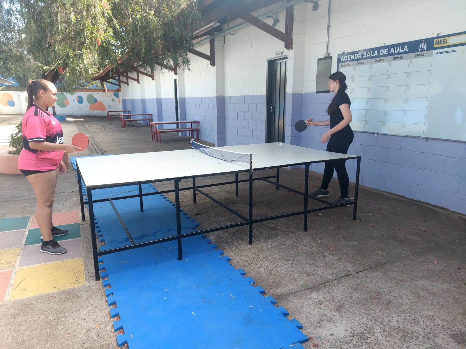 Alunas da rede estadual treinam tênis de mesa durante as férias escolares em Ibaté