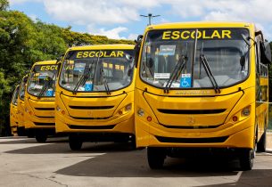 Governo de SP entrega 65 ônibus escolares e assina contrato para construção de 12 creches  