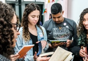 Biblioteca antirracista é inaugurada na zona sul de SP com 400 livros arrecadados por estudantes