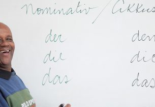 Professor mais velho da rede estadual dá aulas de alemão no Capão Redondo e ‘cancelou’ aposentadoria para voltar à escola