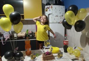 Menina surpreende mãe e escolhe escola estadual como tema para festa de aniversário