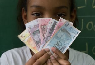 Educação Financeira passa a ser disciplina nas escolas: 1 milhão de alunos aprendem a cuidar do dinheiro