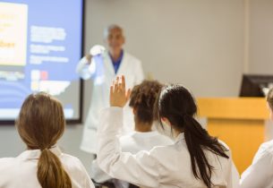 Mulheres ocupam todas as vagas de medicina do Provão Paulista na capital