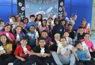 Escola recria Páscoa para crianças de Carapicuíba