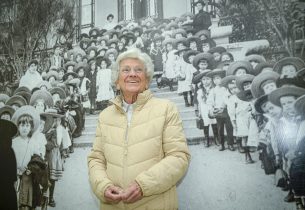Ex-aluna de 95 anos volta à Casa Caetano de Campos depois de ter estudado no prédio nos anos 30