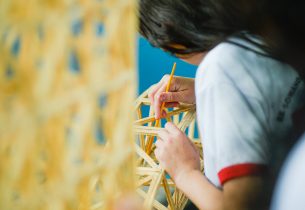Exposição de esculturas de palitos de sorvetes terá maior obra já criada por alunos e professor de matemática de Suzano