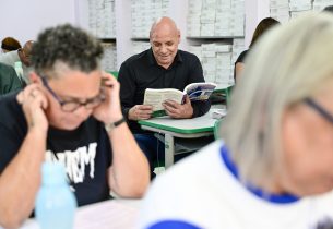 Paixão pela leitura traz aluno com 64 anos de idade de volta à escola em SP