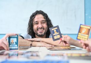 Ex-padre se torna professor e cativa alunos com criação de jogo para ensinar filosofia
