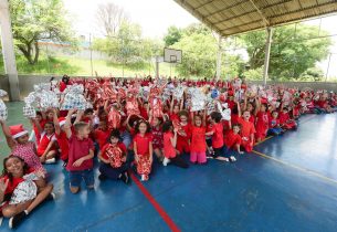 Escola de Carapicuíba organiza Natal solidário e entrega presentes para 500 alunos do Ensino Fundamental
