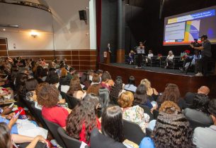 Cerimônia de encerramento de circuito educacional sobre antissemitismo homenageia estudantes por atividades de educação e memória