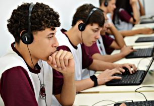 Notas individuais no Saresp dão acesso às aulas de inglês preparatórias do Prontos pro Mundo