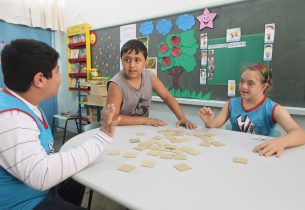 Atividades lúdicas ajudam alunos de sala especial a desenvolver novas habilidades