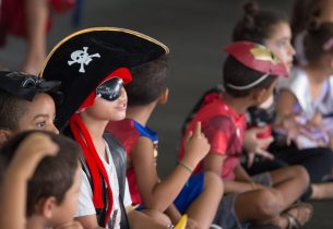 Alunos desfilam em bloco de carnaval criado para homenagear galo famoso
