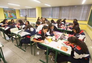 Estudantes trocam correspondências com idosos e levam alegria para casa de repouso