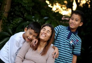 Mãe com deficiência visual compartilha história de vida e o amor por seus filhos