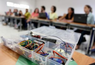 Mais de 10 mil estudantes de escolas de tempo integral terão aula de robótica online