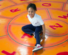 Ao criarem jogos, estudantes melhoram a leitura e a relação interpessoal