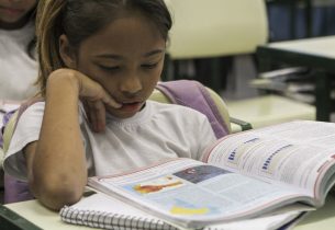 Professora utiliza objetos digitais do Currículo+ para alfabetizar estudantes