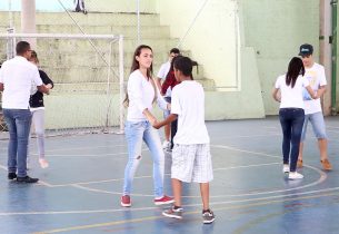 Dança é usada por professor-mediador para ensinar culturas de países da América Latina
