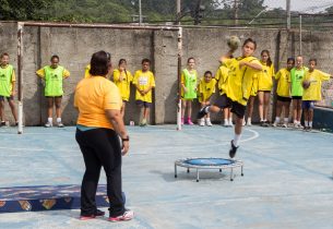 Professora revela talentos no handebol e forma time de jovens medalhistas da rede