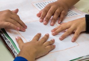 De olhos vendados, alunos aprendem sobre a realidade de pessoas com deficiência visual