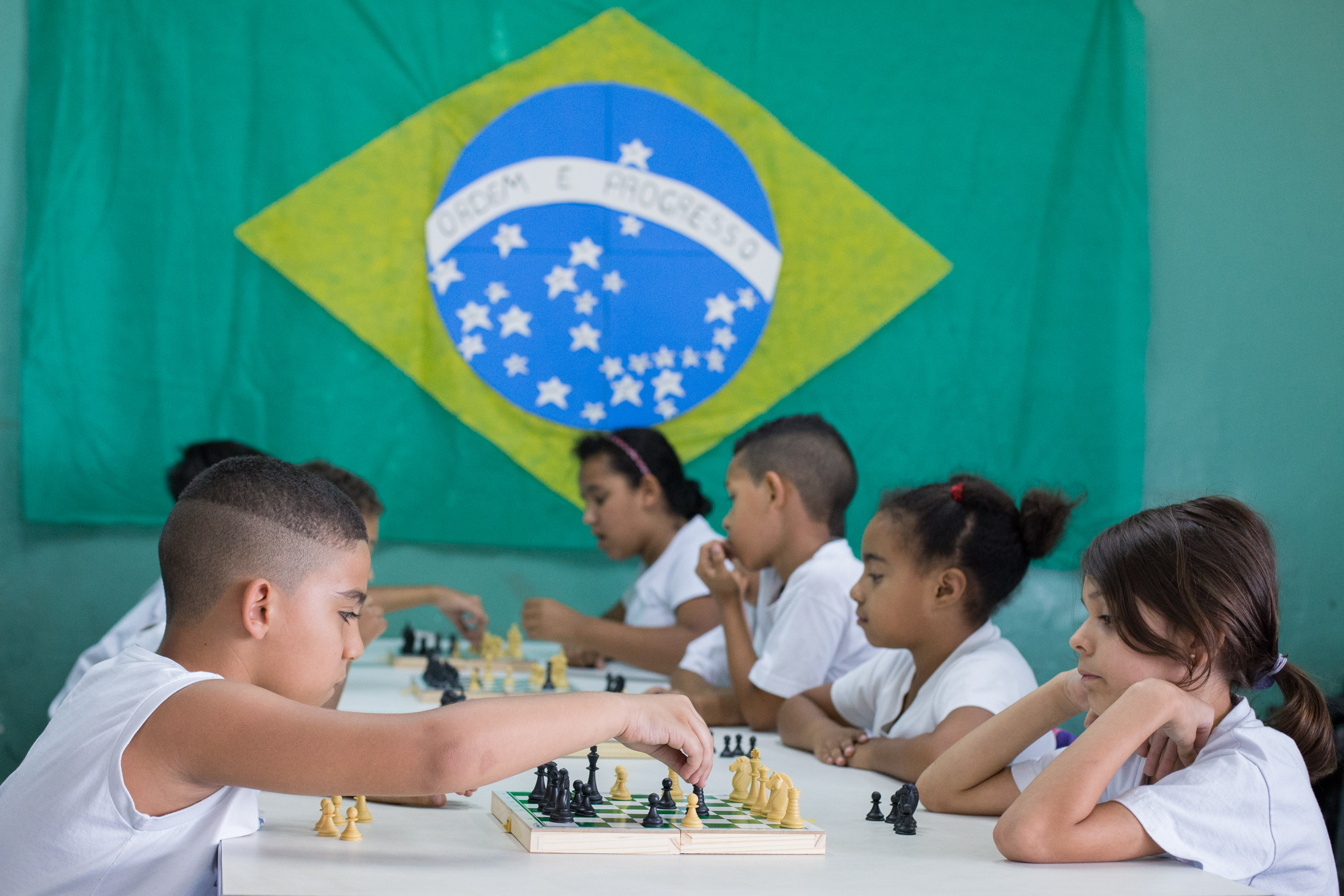 Magistradas e familiares participam de aula de xadrez