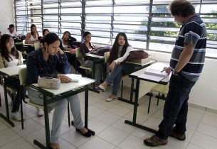 Crianças aprendem em jogo a se proteger de raios e enchentes