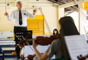 Aulas de violino incentivam alunos de escola estadual