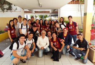 Visita de artista plástico em escola do interior