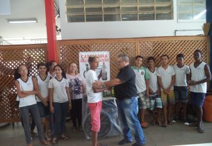 Escola arrecada Latinhas