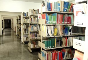 Escola recebe doações de livros do Consulado dos Emirados Árabes Unidos