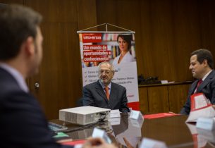 Secretário assinando convênio para curso de mandarim