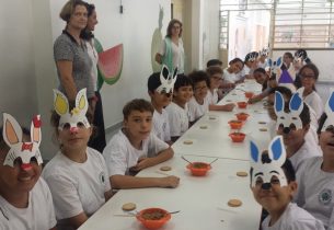 Confecção de pirulitos de chocolate na Brasílio Machado