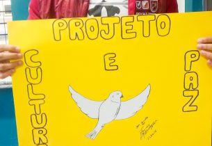 Campeão de MMA visita e conversa com alunos de escola estadual