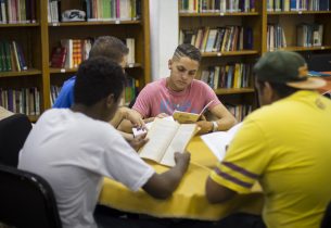 Jovens se unem e formam clube da leitura em escola estadual