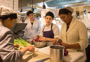 Merendeiras da rede visitam cozinha profissional da chef Janaína Rueda