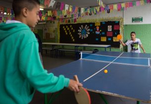 Mesas de pebolim e ping-pong são atrações durante intervalo escolar