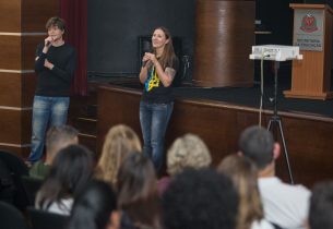 Ucraniana que viaja o mundo de moto dá palestra na sede da Educação