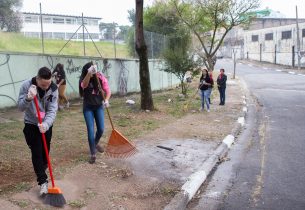 Grêmio Estudantil se reúne e revitaliza praça no entorno da escola