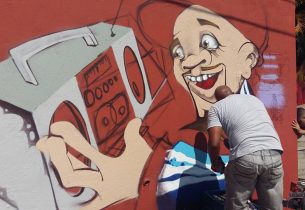 Grafites nos muros dão mais cor e alegria ao ambiente escolar