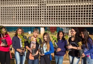 #HoraVerdeSP: escola planta mudas de árvores frutíferas e ornamentais
