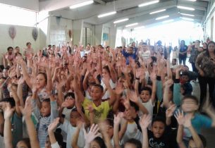 Banda sinfônica da Polícia Militar dá aula de música e civismo para alunos da rede