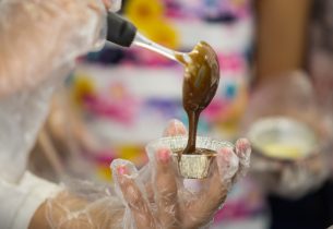 Crianças aprendem a fazer delicioso petit gâteau em escola estadual