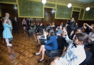 Crianças substituem autoridades de Estado nesta quinta-feira (13)