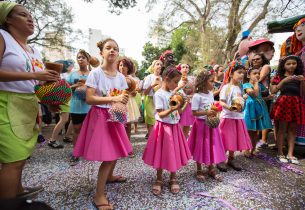 Alunos da rede caem na folia com Bloco das Emílias e Viscondes