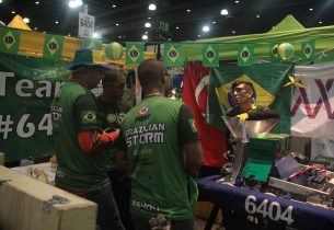 Alunos se destacam em competição internacional de robótica e levam Brasil ao Mundial