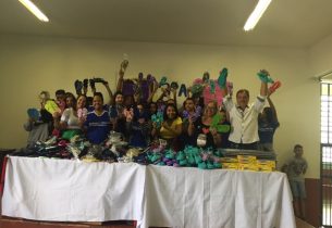 Alunos arrecadam chinelos para crianças carentes da África