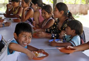 Bolinho típico e milho verde estão entre os quitutes da merenda escolar indígena