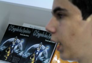Alunos conversam sobre o processo de criação e publicação da obra ?O Segredo dos Amuletos?