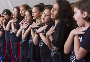 Coral de Libras une professores e alunos em prol da inclusão